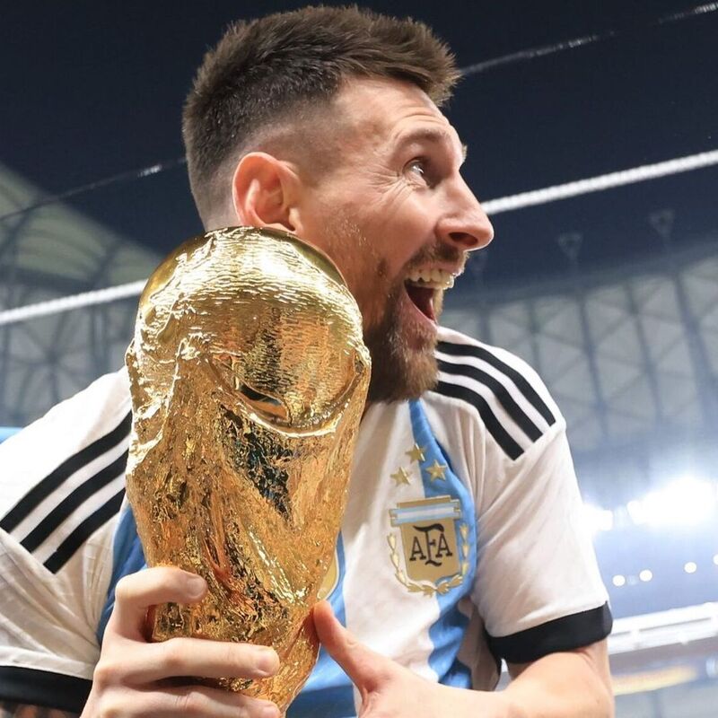 Leo Messi with the World Cup